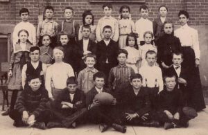 Lucy Franklin 1904 2nd row left